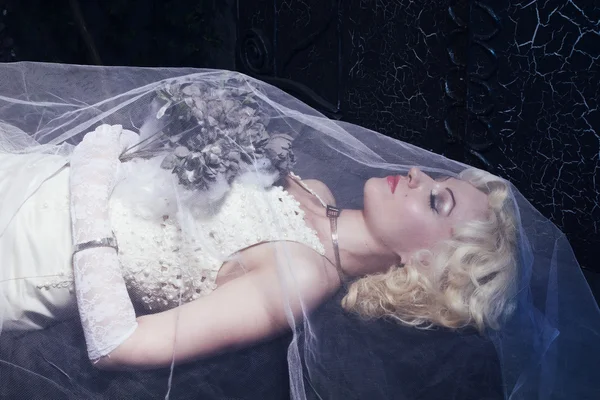 Sleeping Beauty. Mooie levenloze bruid in witte jurk liggen o — Stockfoto