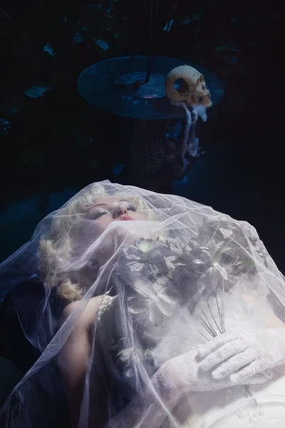 Спляча красуня. Красива нежива наречена в білій сукні лежить — стокове фото