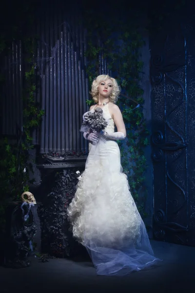 Bride in a tomb. Dark mystery scene — Stock Photo, Image