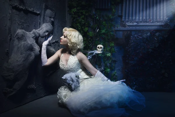 墓の花嫁。暗い謎シーン — ストック写真