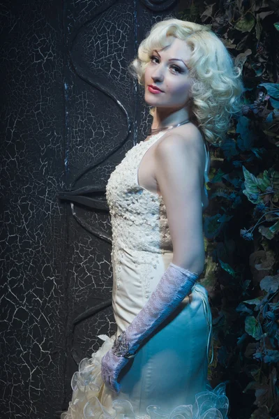 Beautiful gothic woman in white dress and roses — Stock Photo, Image