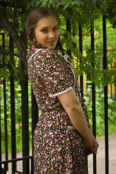 Hermosa chica soviética en estilo retro en el parque — Foto de Stock