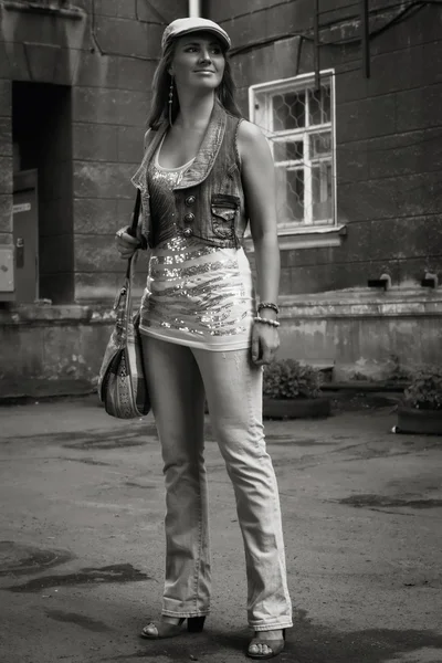 Jonge vrouw mode lopen op de straat — Stockfoto