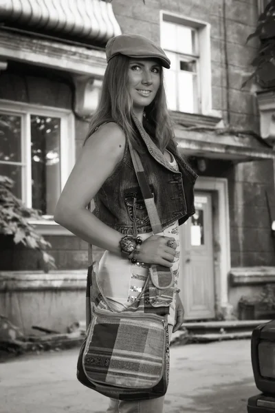 Fashion young woman walking on the street — Stock Photo, Image