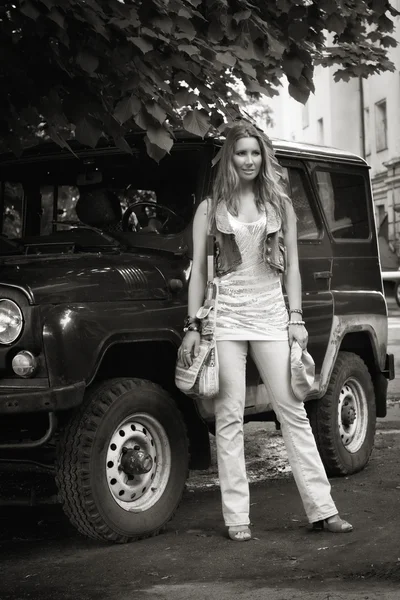 Moda joven mujer caminando en la calle —  Fotos de Stock