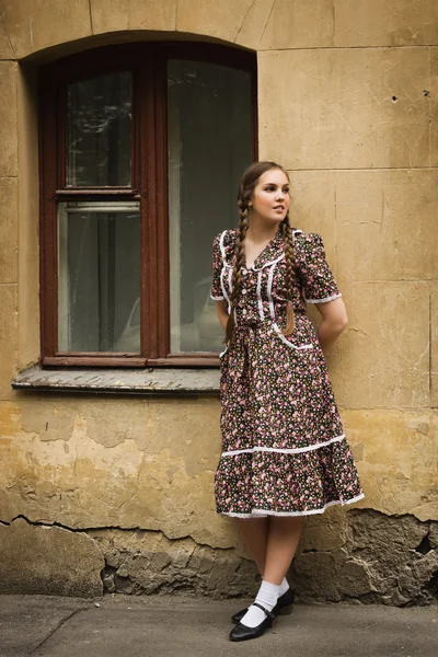 Menina soviética em estilo retro está na rua de Moscou — Fotografia de Stock