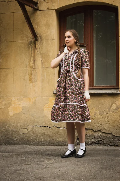 Chica soviética en estilo retro está en la calle Moscú —  Fotos de Stock