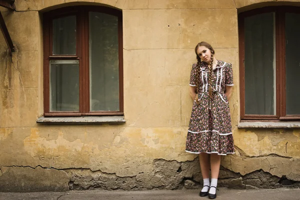 Chica soviética en estilo retro está en la calle Moscú —  Fotos de Stock