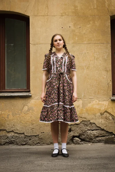 Σοβιετική κορίτσι σε ρετρό στιλ βρίσκεται στον δρόμο Μόσχα — Φωτογραφία Αρχείου