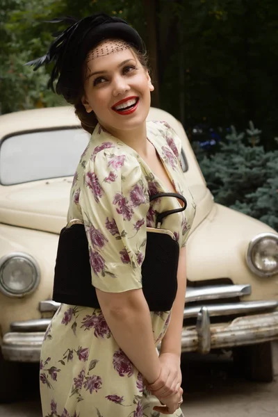 Pani w stojący sukienka vintage w pobliżu retro samochodów — Zdjęcie stockowe
