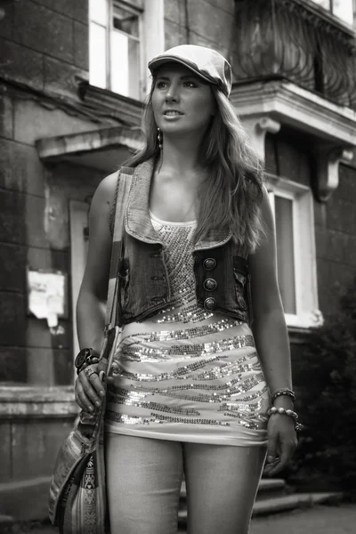 Fashion young woman walking on the street — Stock Photo, Image