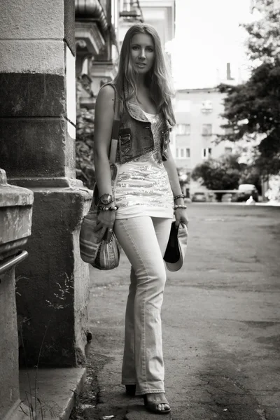 Модная молодая женщина, идущая по улице — стоковое фото