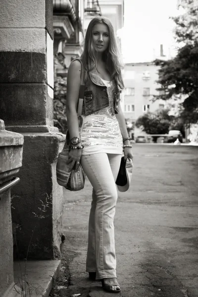 Mode jeune femme marchant dans la rue — Photo