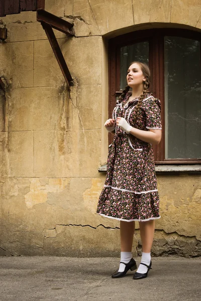 Chica soviética en estilo retro está en la calle Moscú — Foto de Stock