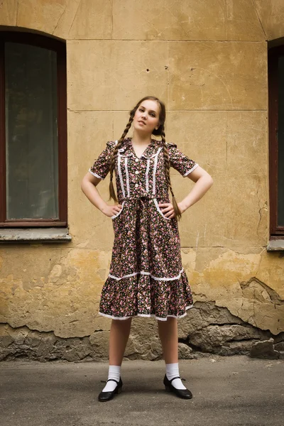 Menina soviética em estilo retro está na rua de Moscou — Fotografia de Stock