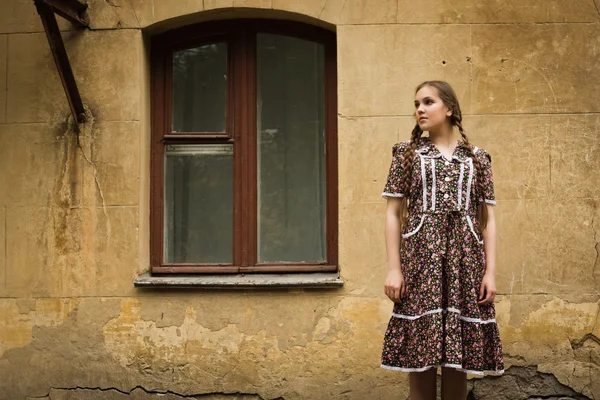 Ragazza sovietica in stile retrò è sulla strada di Mosca — Foto Stock