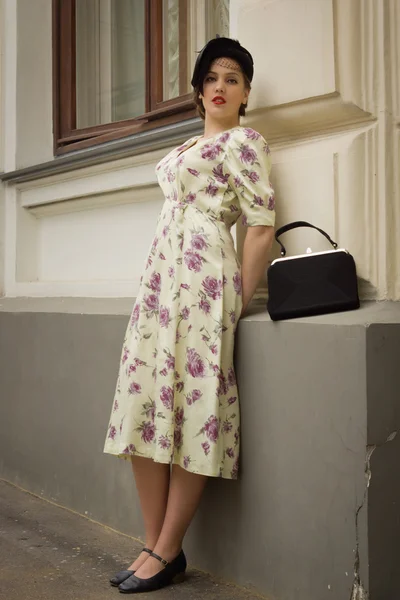 Sehr schöne sowjetische Mädchen im Retro-Stil ist auf der Moskauer Straße — Stockfoto