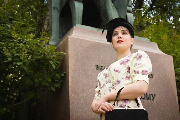 A menina soviética muito bela no estilo retro está no stree de Moscou — Fotografia de Stock