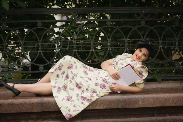 Muchacha soviética muy hermosa en estilo retro con un libro de música —  Fotos de Stock