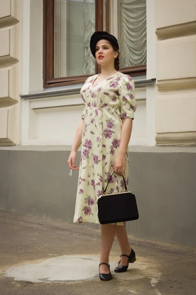 Muy hermosa chica soviética en estilo retro está en el stree de Moscú —  Fotos de Stock