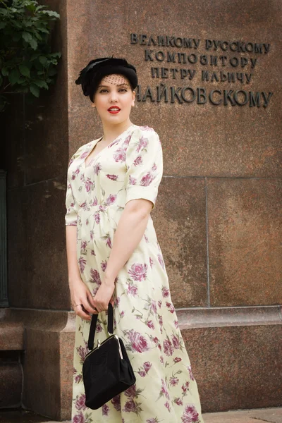 A menina soviética muito bela no estilo retro está no stree de Moscou — Fotografia de Stock