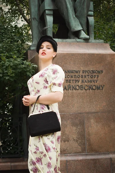 Sehr schöne sowjetische Mädchen im Retro-Stil ist auf der Moskauer Straße — Stockfoto