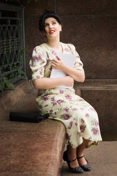 音楽本でレトロなスタイルで非常に美しいソビエト少女 — ストック写真