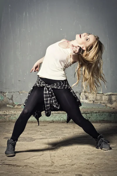 Aktív női táncos mozog — Stock Fotó