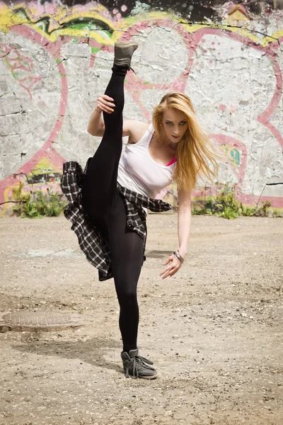 Νεαρό κορίτσι χορό σε φόντο γκράφιτι — Φωτογραφία Αρχείου