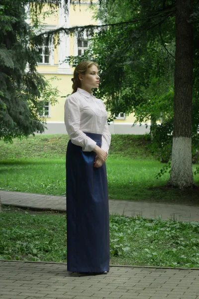 Russische vrouw in retro stijl poseren op straat. — Stockfoto