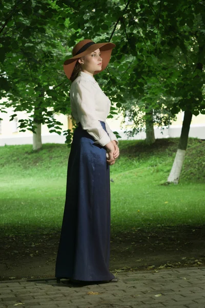 Russische Frau im Retro-Stil posiert auf der Straße. — Stockfoto