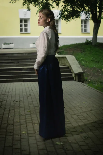 Russian woman in retro style posing on the street. — Stock Photo, Image