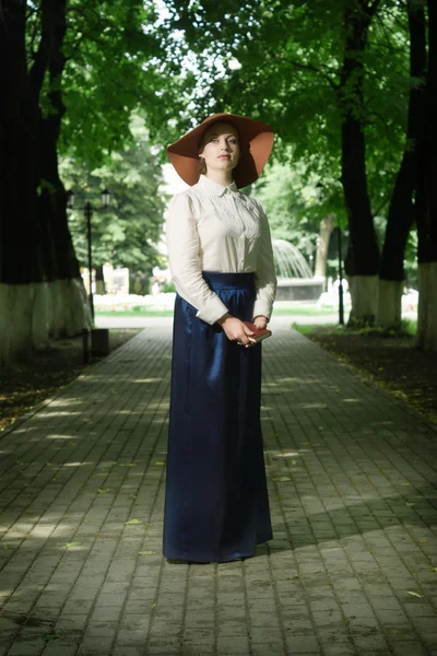 Русская женщина в стиле ретро позирует на улице . — стоковое фото