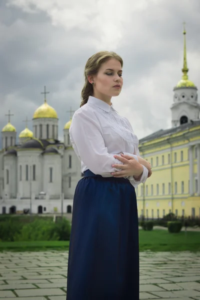 Russian woman in retro style posing on the street. — Stock Photo, Image