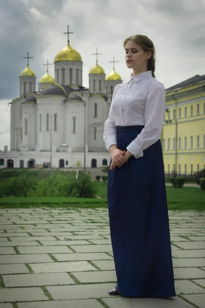 Russische Frau im Retro-Stil posiert auf der Straße. — Stockfoto