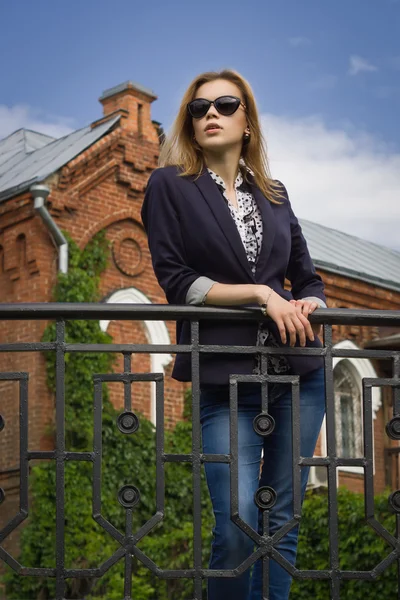 Kobieta uroda moda nosić okulary spaceru na ulicy — Zdjęcie stockowe