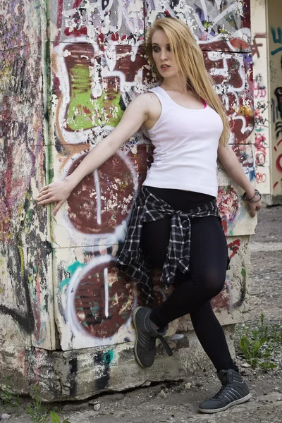 Bailarina joven sobre fondo de graffiti — Foto de Stock