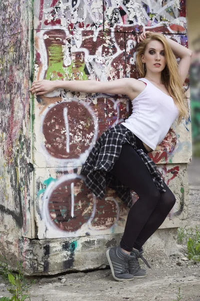 Bailarina joven sobre fondo de graffiti —  Fotos de Stock