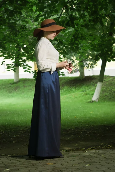 Русская женщина в стиле ретро позирует на улице . — стоковое фото