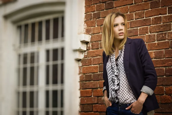 Mooie mode vrouw lopen op de straat — Stockfoto