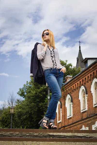 아름 다운 패션 여자 길거리에서 산책 — 스톡 사진