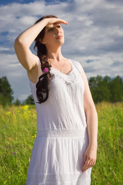 Russische vrouw op tarweveld — Stockfoto