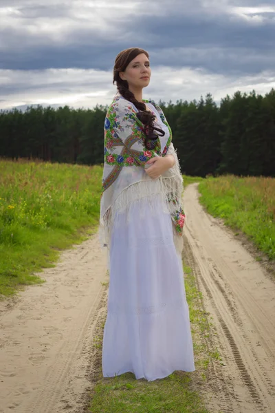 Russische vrouw op tarweveld — Stockfoto