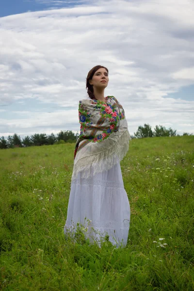 Femme russe au champ de blé — Photo