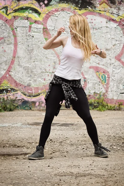 Chica joven bailando sobre fondo de graffiti —  Fotos de Stock