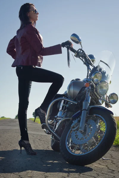 Motorkářka v koženou bundu na motorku — Stock fotografie
