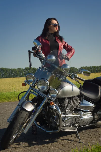 Biker girl in a leather jacket on a motorcycle — Stock Photo, Image