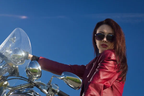 Menina motociclista em uma jaqueta de couro em uma motocicleta — Fotografia de Stock