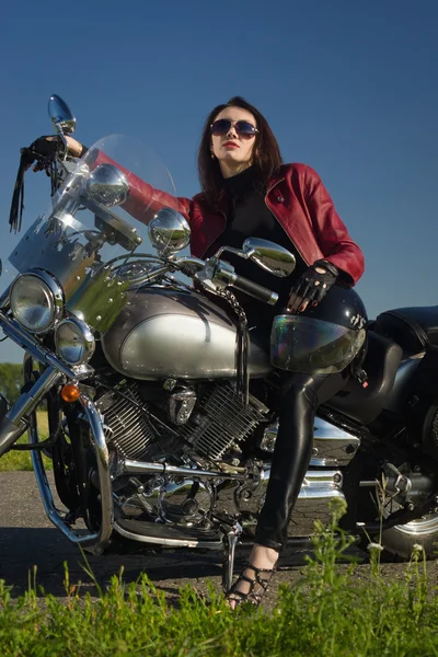 Chica motorista en una chaqueta de cuero en una motocicleta —  Fotos de Stock