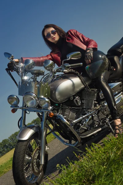 Menina motociclista em uma jaqueta de couro em uma motocicleta — Fotografia de Stock